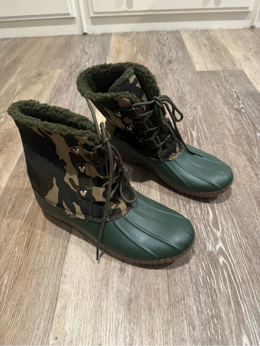 Jack Rogers Hazel Duck Boots in Camouflage Green Print Size 10